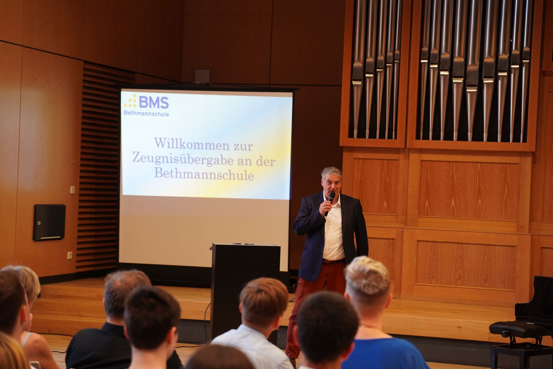 Die Bethmannschule verabschiedet Absolventen und Absolventinnen der kaufmännischen Berufsschule